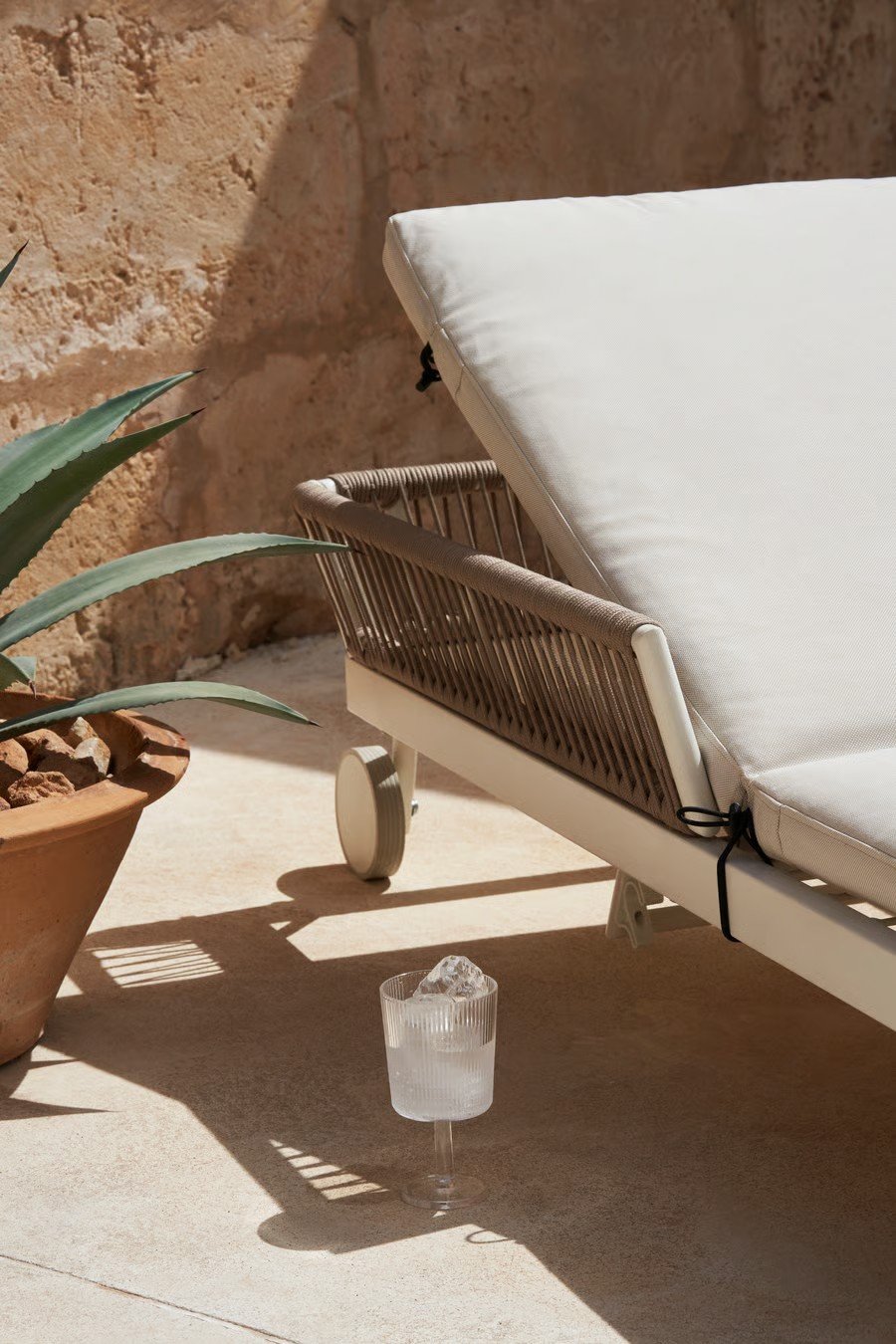 SEGERAN Adjustable Cushioned Sun Lounger - Image 5